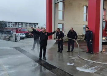Emekli olan arkadaşlarını hortumla ıslattılar