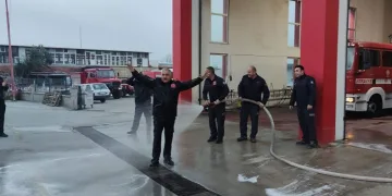 Emekli olan arkadaşlarını hortumla ıslattılar