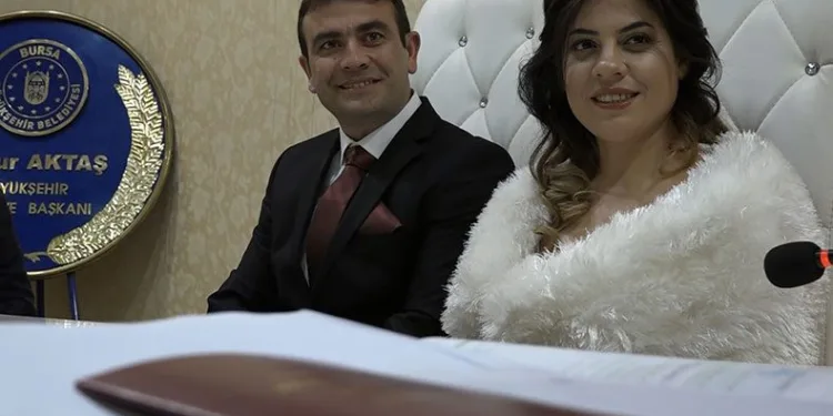 Bursa’da çift yeni hayatlarına imza attılar