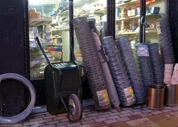 Çaldıkları araçla hırsızlık yaparken yakalandılar
