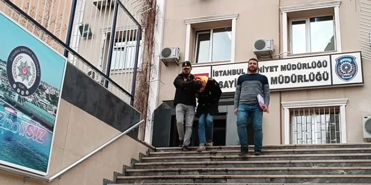 Park halindeki otomobilin konsolunu çaldı