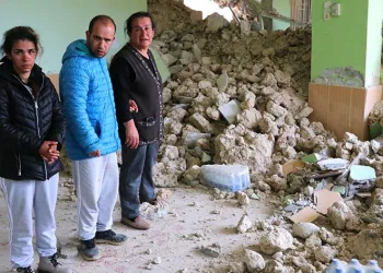 Çocuklarıyla balkondan atlayarak kurtuldu