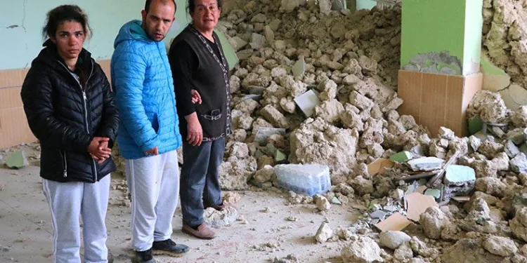 Çocuklarıyla balkondan atlayarak kurtuldu