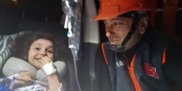 Annesini enkazda kaybetti, yaşama tutundu