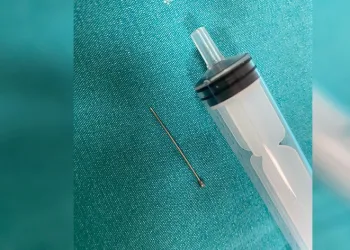 Başörtüsünü bağlarken iğneyi yuttu
