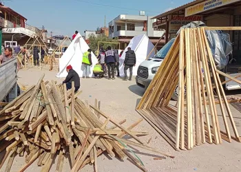 Gönüllü gençler deprem bölgesinde