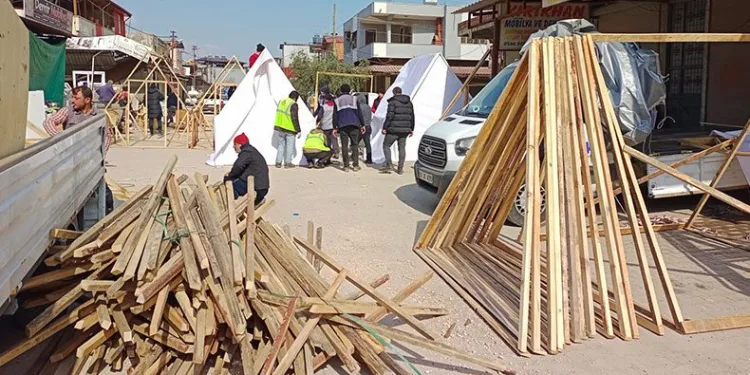 Gönüllü gençler deprem bölgesinde