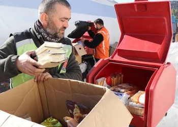 Gönüllü kuryeler depremzedelerin hizmetinde