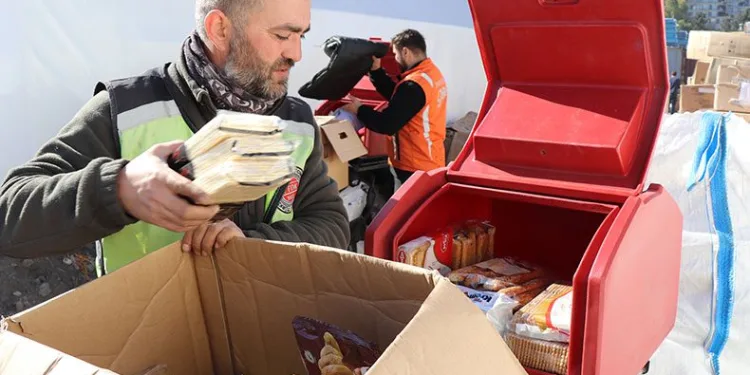 Gönüllü kuryeler depremzedelerin hizmetinde