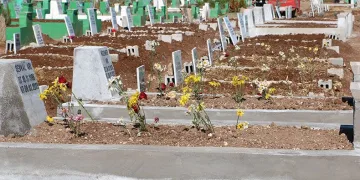 Hatıralar mezarlıklara dizildi