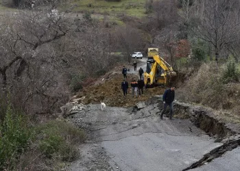 Heyelan nedeniyle yol trafiğe kapandı