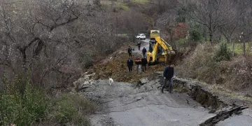 Heyelan nedeniyle yol trafiğe kapandı