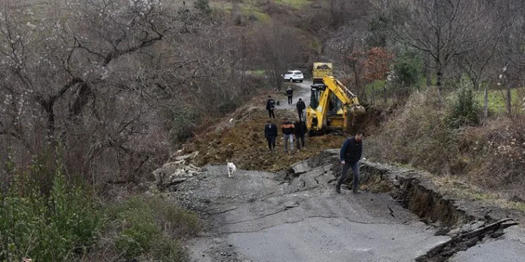 Heyelan nedeniyle yol trafiğe kapandı