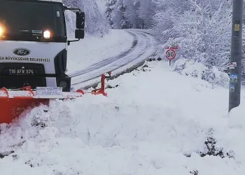 Bursa’da karlı yollarda yoğun çalışma