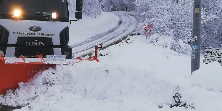 Bursa’da karlı yollarda yoğun çalışma