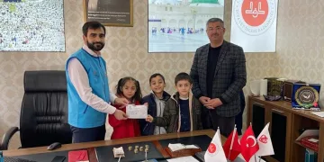 Şanlıurfalı üçüzler kumbaralarını depremzedelere bağışladı