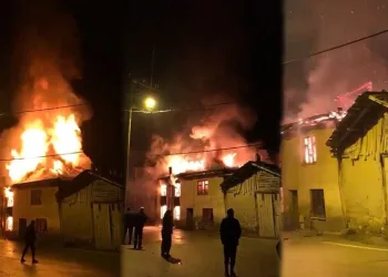 Bursa’da 2 katlı ev alev alev yandı