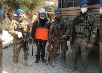Enkazdan kurtarılan köpeğe askerler sahip çıktı