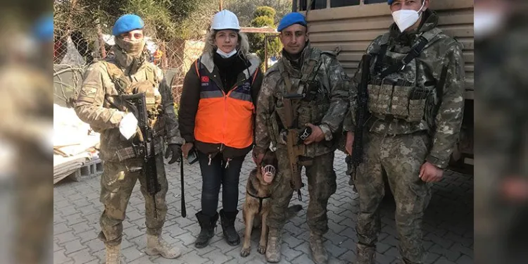 Enkazdan kurtarılan köpeğe askerler sahip çıktı