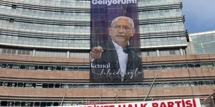 CHP Genel Merkezine yeni afiş