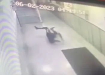 Depremden kaçarken kalça kemiğini kırdı