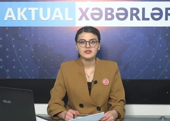 Yayına yakasında Türk bayrağı rozetiyle çıktı