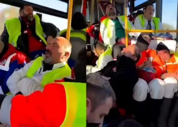 Enkaz başında yorgunluklarını unuttular
