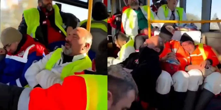 Enkaz başında yorgunluklarını unuttular
