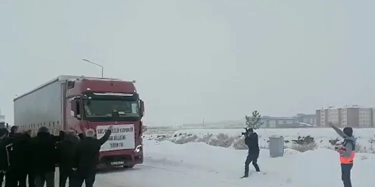 Kars’tan deprem bölgesine yardımlar sürüyor