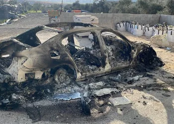 Filistin’deki çatışmalarda araçlar küle döndü