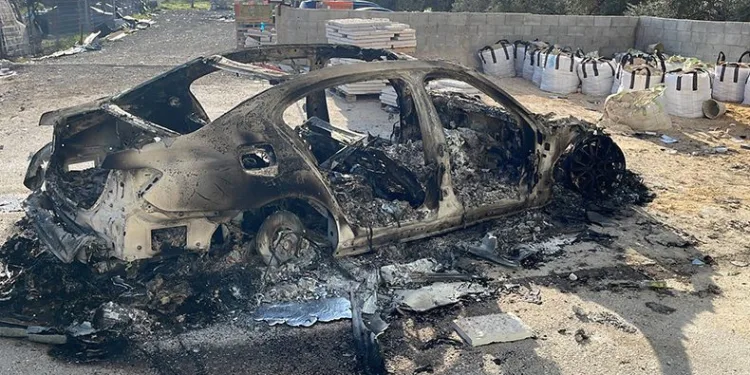 Filistin’deki çatışmalarda araçlar küle döndü