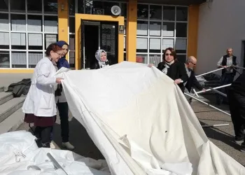 Eskişehir’de liseler afetzedeler için üretiyor