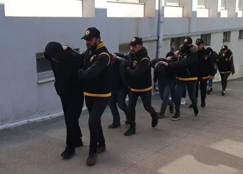 Depremzedelerin eşyalarını çalan 7 kişi yakalandı