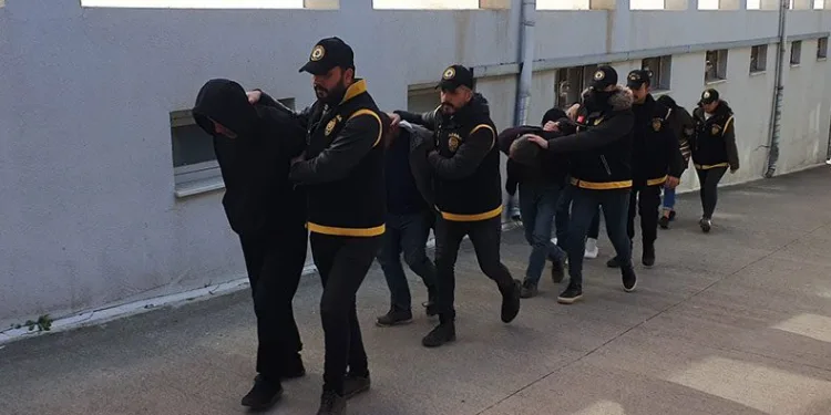 Depremzedelerin eşyalarını çalan 7 kişi yakalandı