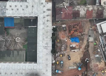 “Aslında mezarların üzerinde geziyormuşuz”