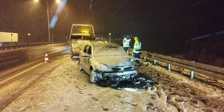 Otobanda kar ve buzlanma kazası 2 yaralı