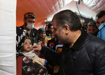 Bakan Koca, depremzedeleri ziyaret etti