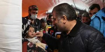Bakan Koca, depremzedeleri ziyaret etti