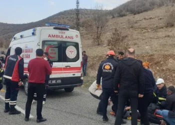 Mardin’de öğrenci servis devrildi