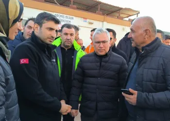 Selçuk Bayraktar, depremzedeleri ziyaret etti