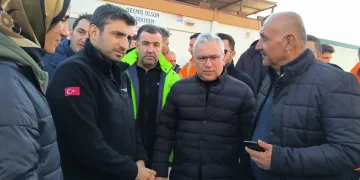Selçuk Bayraktar, depremzedeleri ziyaret etti