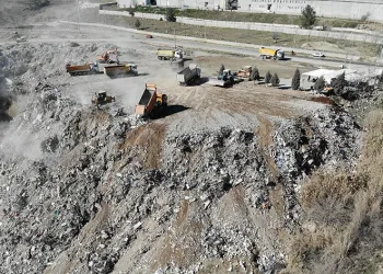 Enkazın döküldüğü alan dağ gibi büyüyor