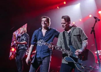 Rock grubu depremzedeler için konser verdi