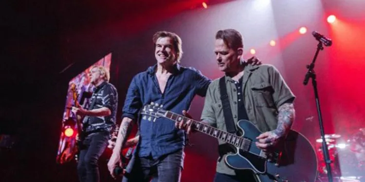 Rock grubu depremzedeler için konser verdi