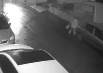 Sokak ortasında çizip yazılar yazdı