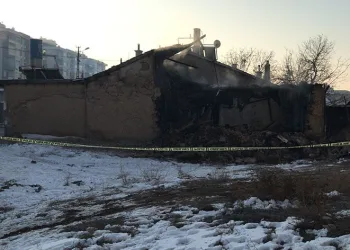 Depremden sağ kurtulan aile yangında hayatını kaybetti