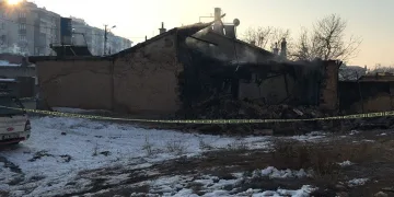 Depremden sağ kurtulan aile yangında hayatını kaybetti