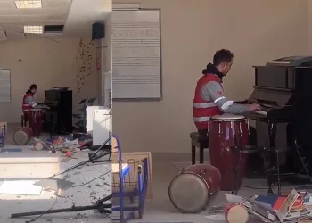 Binaların arasından piyano sesleri yükseldi