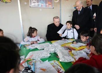Cumhurbaşkanı depremzedelere sunulan çalışmaları inceledi