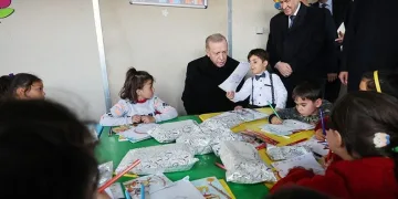 Cumhurbaşkanı depremzedelere sunulan çalışmaları inceledi